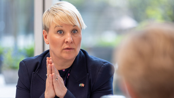 Den svenske ældre- og socialsikringsminister Anna Tenje spørger interesseret til Nationalt Videnscenter for Demens’ arbejde